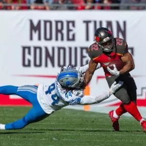 Lions Linebacker Jalen Reeves-Maybin (Nummer 44) versucht Buccaneers Running Back Doug Martin (Nummer 22) zu tackeln