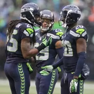 Earl Thomas (29) mit seinem ehemaligen Teammitglied Richard Sherman (25) und mit seinem momentanen Teammitglied Jeremy Lane (20).
