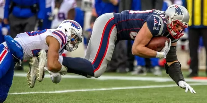 Der New England Patriots Tight End Rob Gronkowksi im Duell mir dem Buffalo Bills Safety Micah Hyde. Der New England Patriots Tight End Rob Gronkowksi im Duell mir dem Buffalo Bills Safety Micah Hyde.